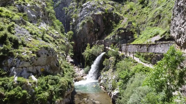 峡谷关怀河无人机在西班牙阿斯图里亚斯视频素材