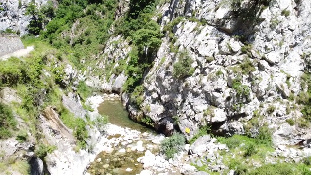 峡谷关怀河无人机在西班牙阿斯图里亚斯视频素材