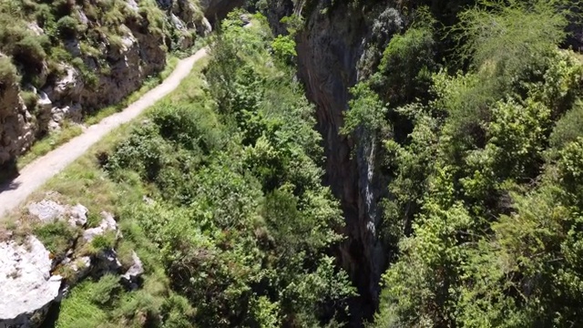 峡谷关怀河无人机在西班牙阿斯图里亚斯视频素材