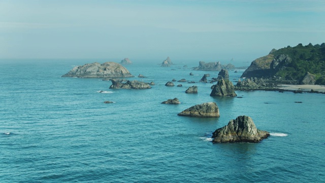 俄勒冈海岸的岩层-空中视频素材