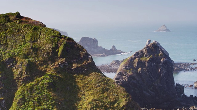 无人机飞过俄勒冈州Lone Ranch海滩的海岸岩石视频素材