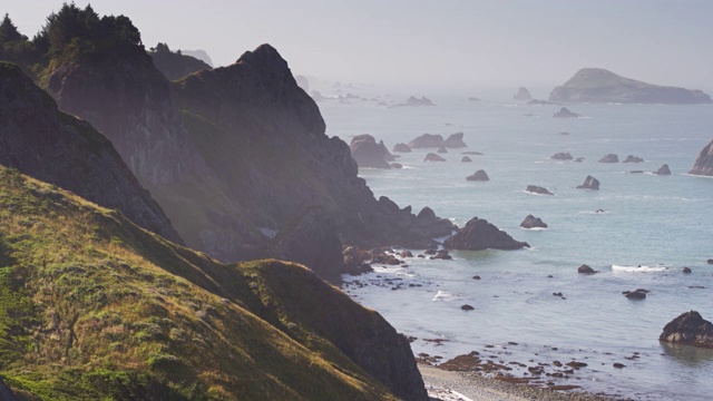 崎岖的海岸线在Lone Ranch海滩，俄勒冈-航空视频素材