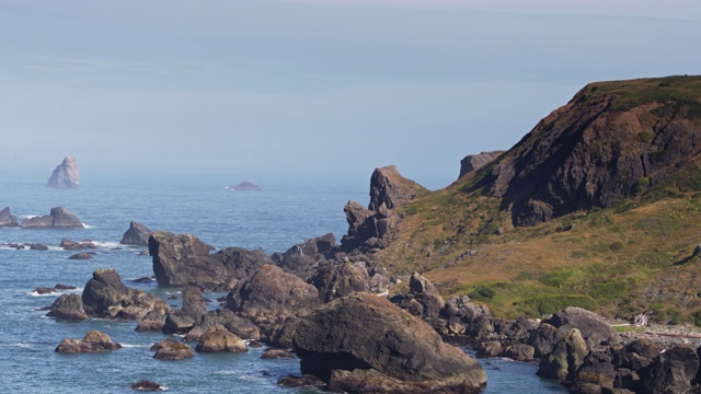 崎岖的悬崖和海上烟囱在Lone Ranch海滩，俄勒冈-空中视频素材