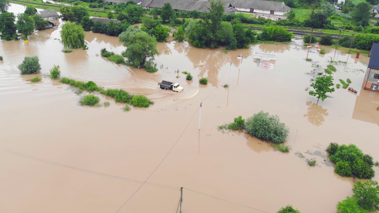 从空中俯瞰大雨过后泛滥的河水，河水淹没了农田视频素材