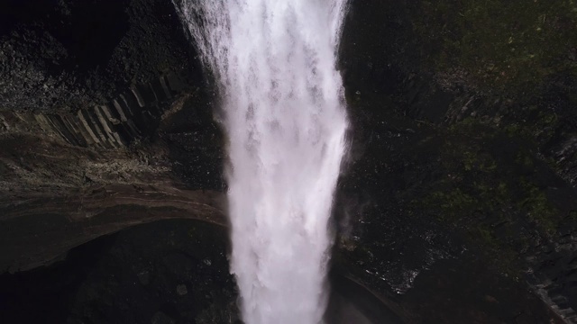 海夫斯瀑布在冰岛高地，鸟瞰图。壮观的瀑布景观在landmanalaugar峡谷视频素材