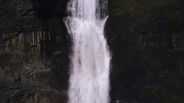 海夫斯瀑布在冰岛高地，鸟瞰图。壮观的瀑布景观在landmanalaugar峡谷视频素材