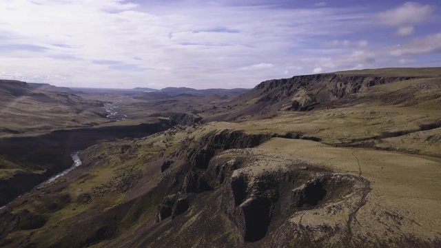 海夫斯瀑布在冰岛高地，鸟瞰图。壮观的瀑布景观在landmanalaugar峡谷视频素材