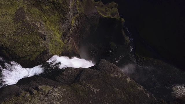 海夫斯瀑布在冰岛高地，鸟瞰图。壮观的瀑布景观在landmanalaugar峡谷视频素材