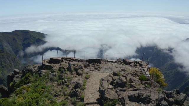 马德拉岛“Pico do ariiro”中“Juncal”视点的鸟瞰图视频素材