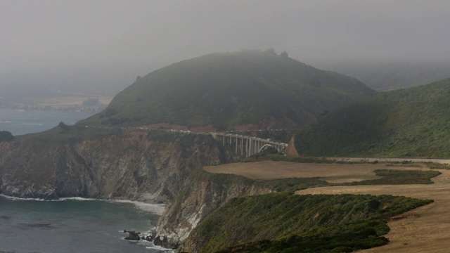 比克斯比溪桥时间从距离宽拍摄大苏尔海岸线美国加州4k视频素材