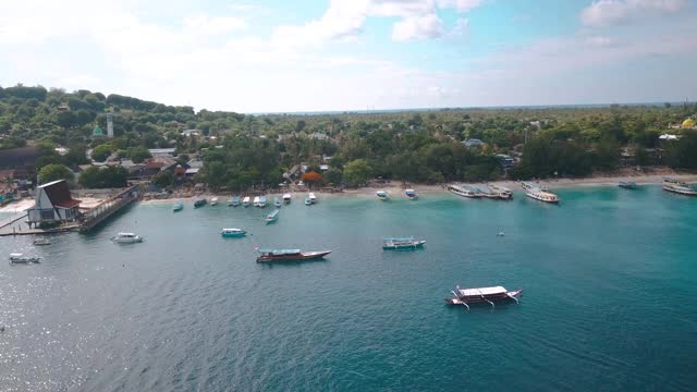 热带吉利岛和船停泊在海滩上，印尼岛，鸟瞰图视频素材