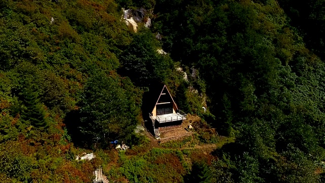 山林草地上的木屋。空中无人机视图视频素材