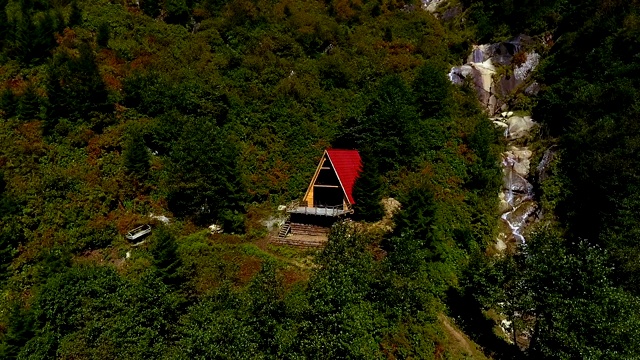 山林草地上的木屋。空中无人机视图视频素材