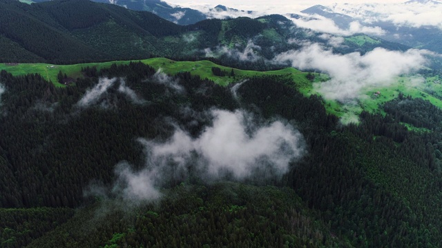 飞过山顶的云层。峰峦叠翠，自然景观优美视频素材