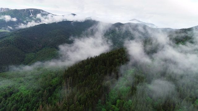 飞过山顶的云层。峰峦叠翠，自然景观优美视频素材