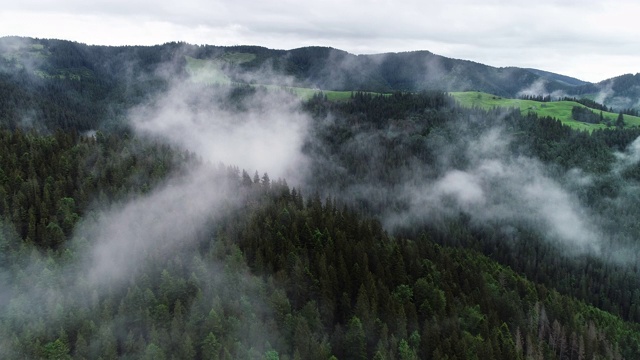 飞过山顶的云层。峰峦叠翠，自然景观优美视频素材