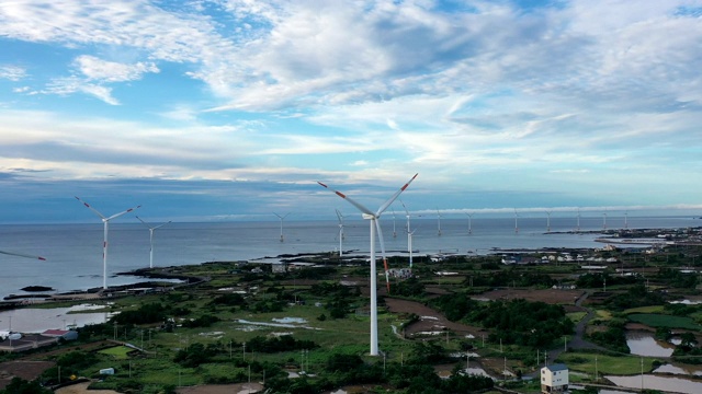 风力涡轮机/济州岛，韩国视频素材