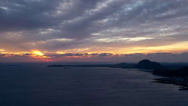 日落时分的松果山和三班山/济州岛，韩国视频素材