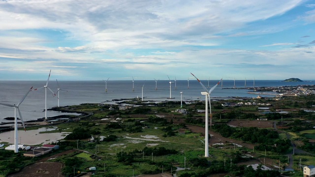 风力涡轮机/济州岛，韩国视频素材