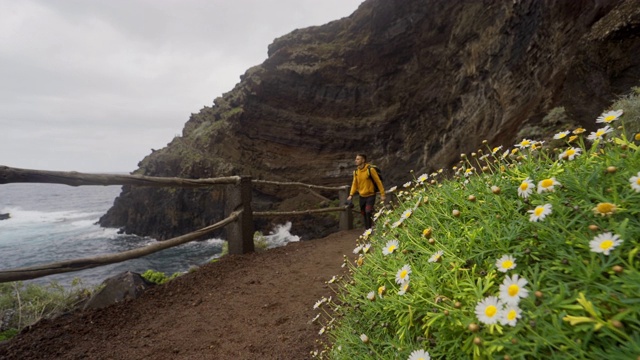 沿着加那利岛海岸行走的徒步旅行者视频素材