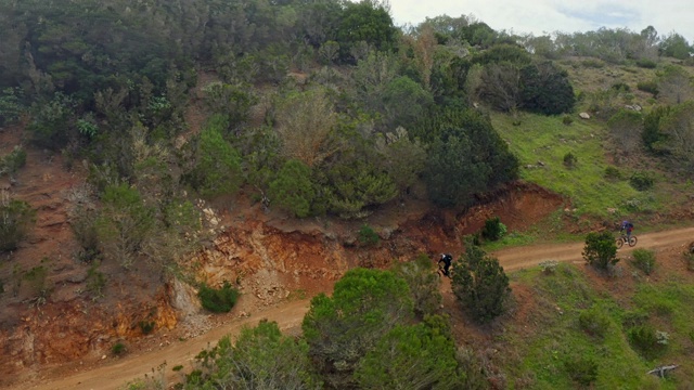 WS AERIAL POV TS骑山地车下山的男人/加那利群岛，西班牙视频素材