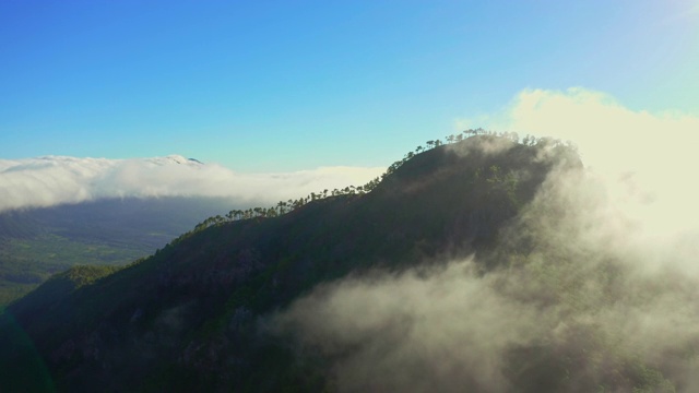 云雾缭绕的山峰/加那利群岛，西班牙视频素材