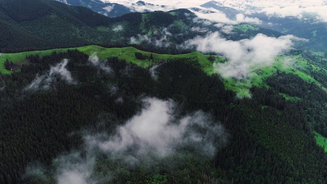 飞过山顶的云层。峰峦叠翠，自然景观优美视频素材