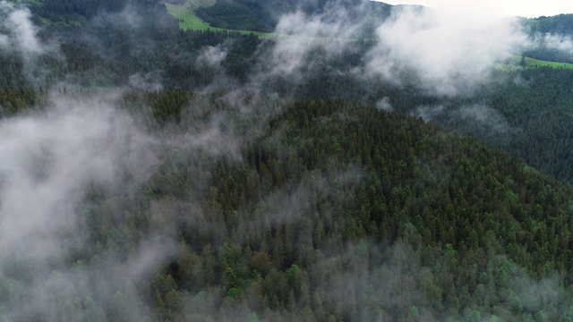 飞过山顶的云层。峰峦叠翠，自然景观优美视频素材