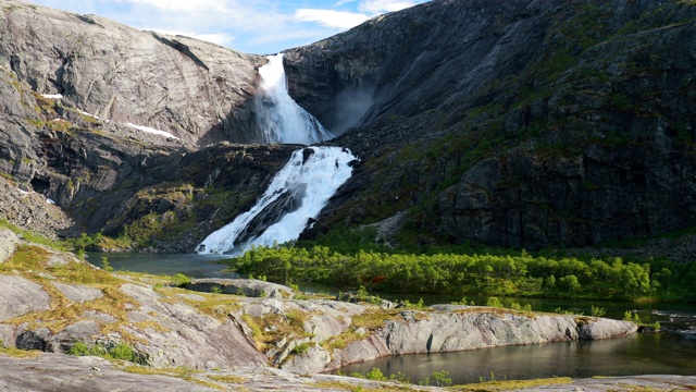 Kinsarvik Hordaland,挪威。哈当厄山高原的Sotefossen瀑布。挪威著名的地标和春天阳光明媚的热门目的地视频素材