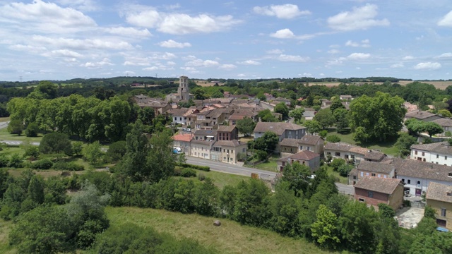 Larrazet空中正面旅行，Tarn-et-Garonne，被称为Les Plus Beaux Villages de France视频素材