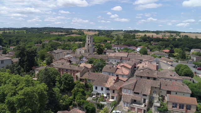 Larrazet空中横向旅行，Tarn-et-Garonne，被称为Les Plus Beaux Villages de France视频素材