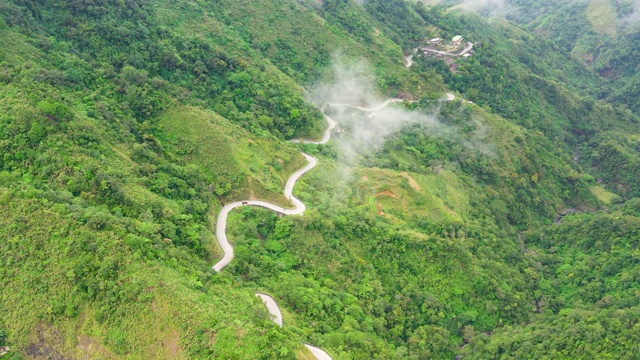 山上一条高海拔公路的碎片视频素材