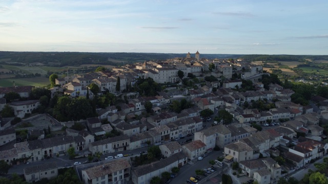 Lauzerte的空中正面旅行，Tarn-et-Garonne，被称为Les Plus Beaux Villages de France视频素材