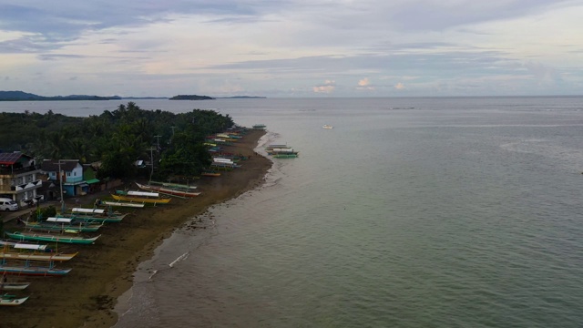 傍晚在海岸上的渔船。海景,鸟瞰图视频素材