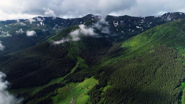 飞过山顶的云层。峰峦叠翠，自然景观优美视频素材