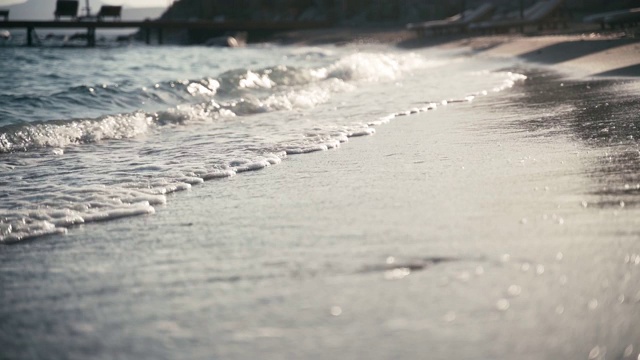 美丽的风景，海浪冲在沙滩上，视频素材