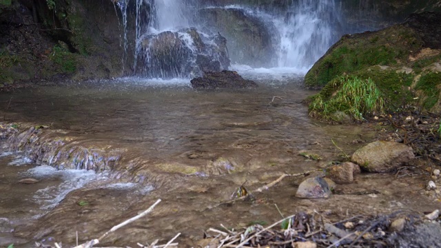 水从岩石上掉下来，流入浅河里视频素材