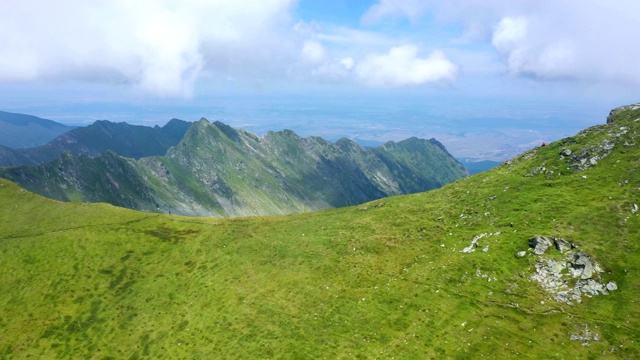 夏天，母亲和女儿们在罗马尼亚山脉的法加拉斯山脊徒步旅行视频素材