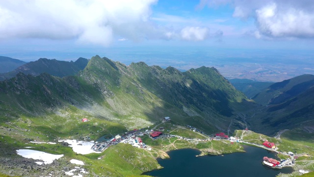 夏天，母亲和女儿们在罗马尼亚山脉的法加拉斯山脊徒步旅行视频素材