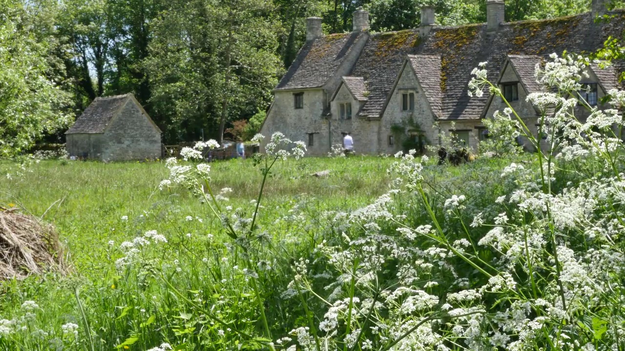 在英国Bibury村的阿灵顿街，古老的英国织工的小屋视频素材