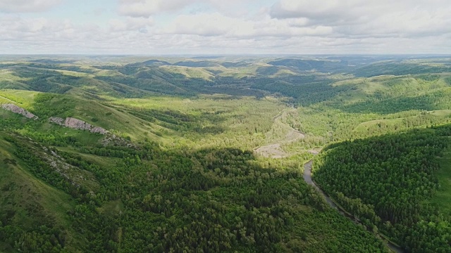 从空中俯瞰迷人的山景。在山里旅行视频素材