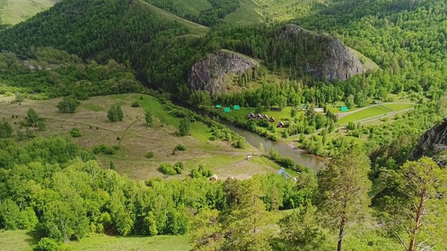 美丽的山的风景。山脚下的一个小村庄视频素材