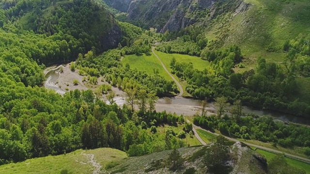 美丽的青山。自然风光。从空中看，美丽的景色视频素材