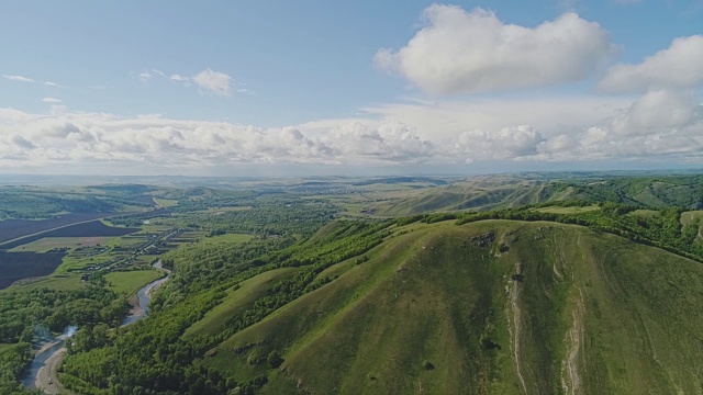 非常美丽的山景。云和山——都很完美。视频素材