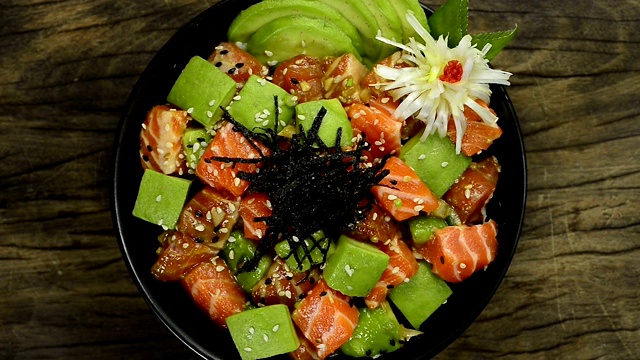 三文鱼波克碗，牛油果配料Ahi shoyu，醋，芝麻视频素材