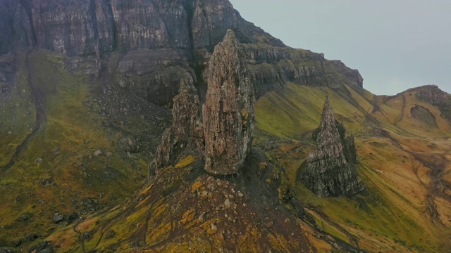 AERIAL POV WS景观与落基山脉/苏格兰，英国视频素材