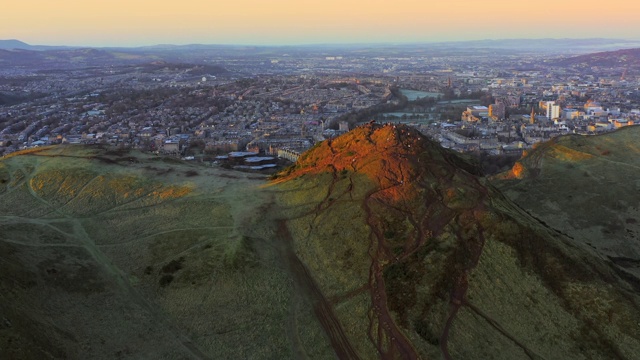 WS AERIAL POV景观与山脉和城市/苏格兰，英国视频素材