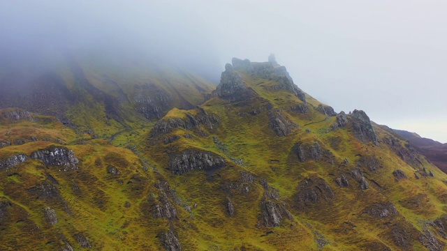 AERIAL POV WS景观与山脉在海岸线/苏格兰，英国视频素材