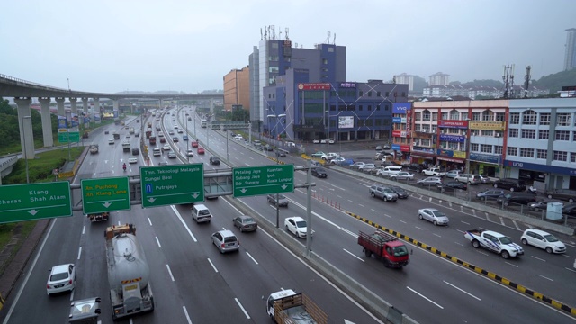 雨天，拥挤的陆路车辆在多车道高速公路上行驶视频素材