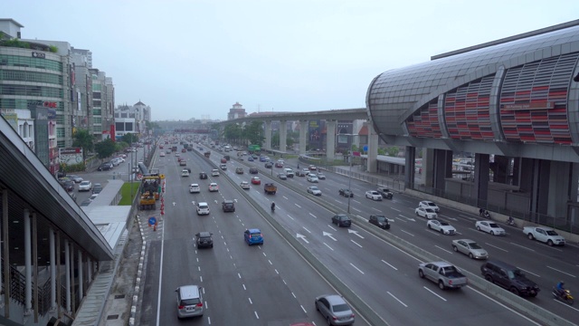 雨天马路上繁忙的交通视频素材